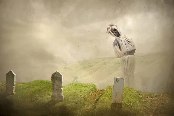 Pocong Coberto Com Uma Mortalha Linho Branco Cemitério Conceito Halloween — Fotografia de Stock