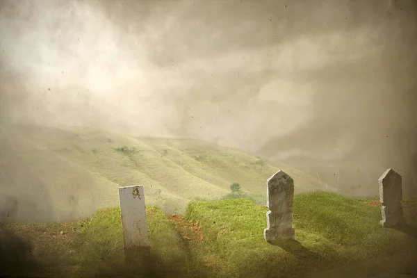 Mezar Taşları Sisli Arka Planda Cadılar Bayramı Konsepti — Stok fotoğraf