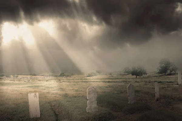 Pedras Tumulares Cemitério Com Cenário Dramático Conceito Halloween — Fotografia de Stock