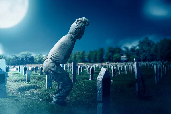 Поконг Покритий Білим Лляним Саваном Стоїть Кладовищі Концепція Хелловін — стокове фото