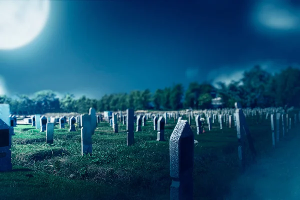 Mezarlıktaki Mezar Taşları Dolunay Arkaplanlı Cadılar Bayramı Konsepti — Stok fotoğraf