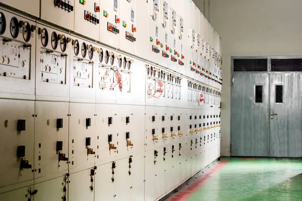 Sanayi Bölgesinde Endüstriyel Elektrik Düğmesi Paneli — Stok fotoğraf
