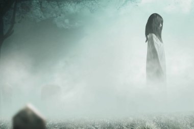 Mezarlıkta dikilen korkunç hayalet kadın. Cadılar Bayramı konsepti