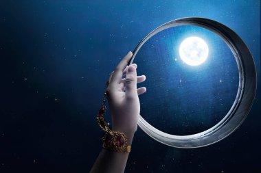 Karwa Chauth kutlamaları için Karwa Chauth süzgecini tutan kadın.