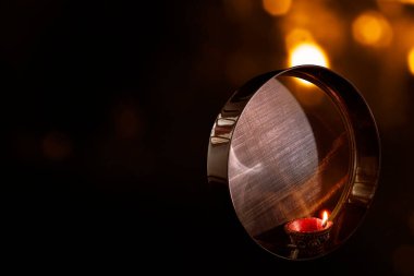 Gece Karwa Chauth kutlamaları için Karwa Chauth süzgeci ve Diya yağ lambaları