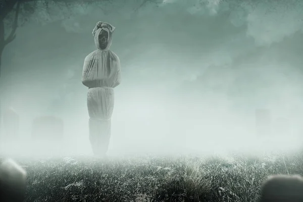 Pocong被一块白色的亚麻布包裹着 站在墓地里 万圣节的概念 — 图库照片