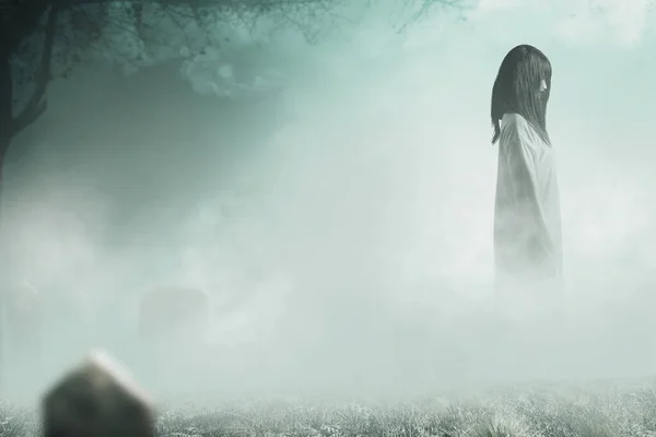 Gruselige Geisterfrau Steht Auf Dem Friedhof Halloween Konzept — Stockfoto
