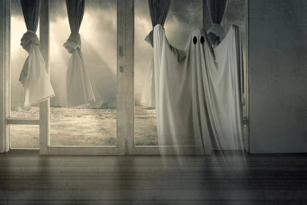 Ein Weißer Geist Spukt Durch Das Verlassene Haus Halloween Konzept — Stockfoto