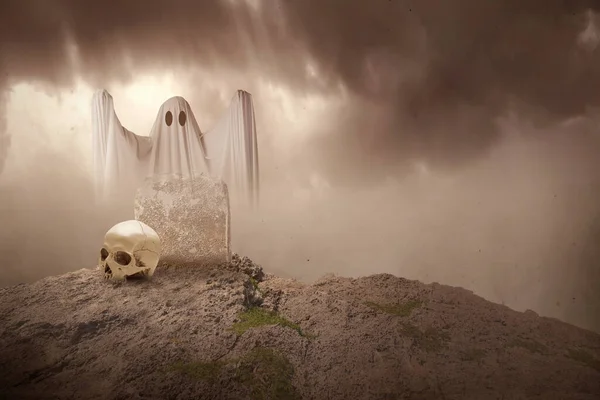 墓地の白い幽霊狩り ハロウィンのコンセプト — ストック写真