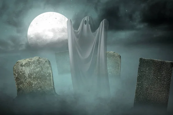 Белый Призрак Преследующий Кладбище Концепция Хэллоуина — стоковое фото