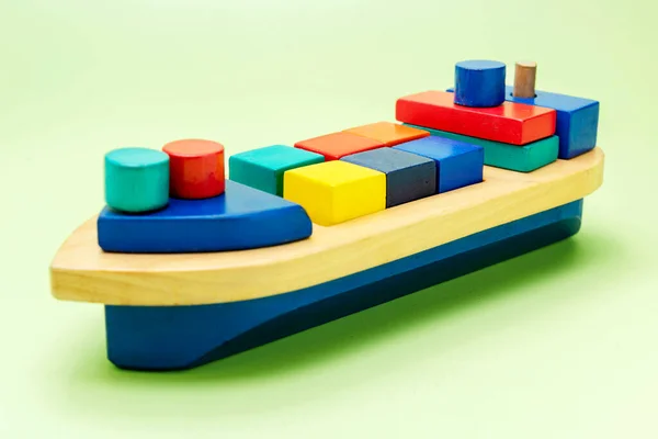 彩色背景的彩色木制玩具船 — 图库照片