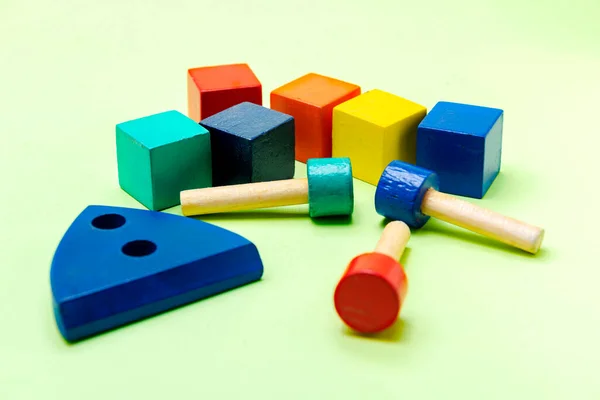 Πολύχρωμα Ξύλινα Παιχνίδια Μπλοκ Ένα Χρωματιστό Φόντο — Φωτογραφία Αρχείου
