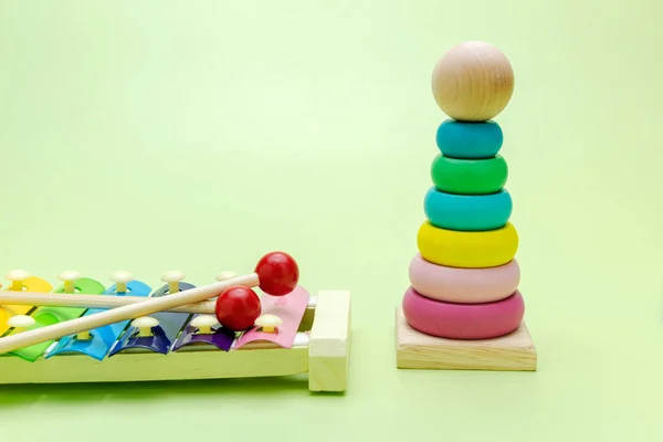 Kleurrijke Houten Piramide Xylophone Speelgoed Een Gekleurde Achtergrond — Stockfoto