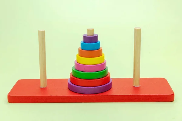 彩色背景的彩色木制金字塔玩具 — 图库照片