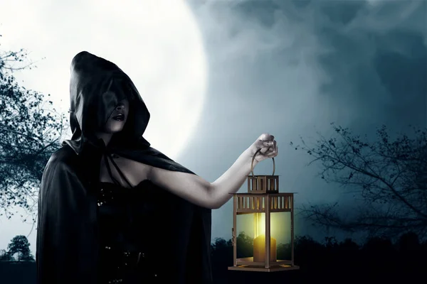 Asiatische Hexenfrau Mit Schwarzem Umhang Hält Eine Laterne Vor Dem — Stockfoto