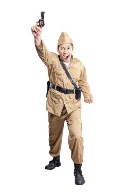 Endonezyalı özgürlük savaşçısı beyaz arka plan üzerinde izole edilmiş bir silah tutarken ayakta duruyor