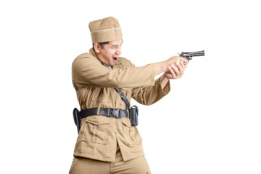 Endonezyalı özgürlük savaşçısı beyaz arka plan üzerinde izole edilmiş bir silah tutarken ayakta duruyor