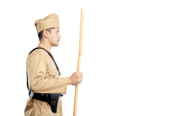 Indonesisk Frihet Kämpe Stående Medan Håller Vässad Bambu Stick Isolerad — Stockfoto