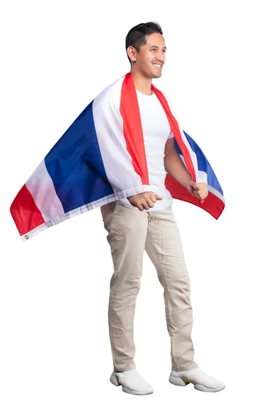 12月5日是泰国独立日 亚洲男子举着悬挂在白色背景上的泰国国旗庆祝独立日 — 图库照片