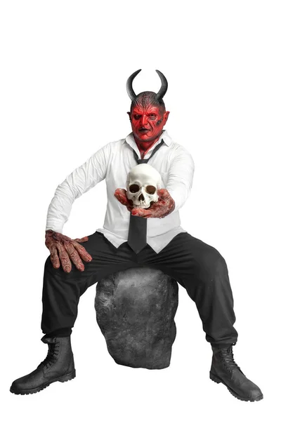 Devilman Drží Lidskou Lebku Izolovanou Nad Bílým Pozadím Halloween Koncept — Stock fotografie
