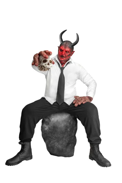Devilman Håller Ett Huvud Isolerat Över Vit Bakgrund Halloween Konceptet — Stockfoto
