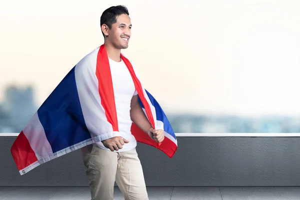 Homens Asiáticos Celebram Dia Independência Tailândia Dezembro Segurando Bandeira Tailândia — Fotografia de Stock