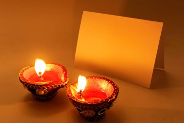 Diwali festivali için Diya yağ lambaları ve fotokopi alanı için boş kağıtlar. Hint Işık Festivali Kutlaması