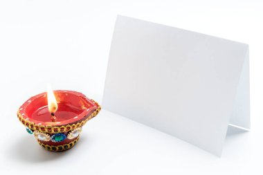Diwali festivali için Diya yağ lambaları ve fotokopi alanı için boş kağıtlar. Hint Işık Festivali Kutlaması