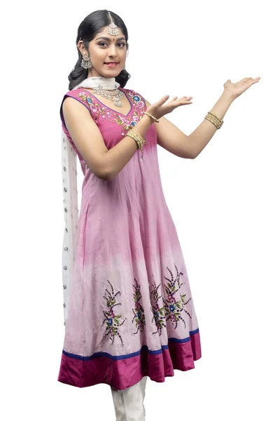 Indická Žena Tradičních Anarkali Šaty Stojící Otevřenou Dlaní Ukazující Něco — Stock fotografie