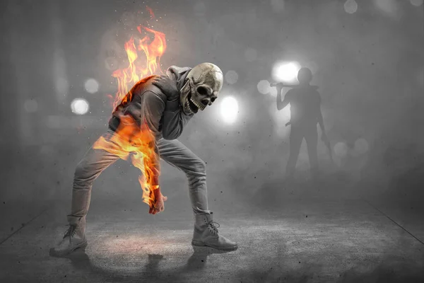 Człowiek Kostiumie Głowy Czaszki Ogniu Ciemnym Tłem Koncepcja Halloween — Zdjęcie stockowe