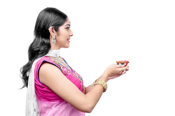Indiase Vrouw Met Diya Olielampen Voor Het Diwali Festival Geïsoleerd — Stockfoto
