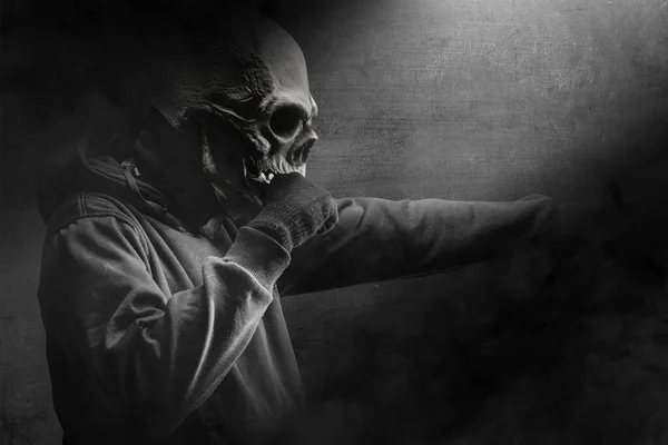 Homem Com Fato Cabeça Crânio Escuro Conceito Halloween — Fotografia de Stock