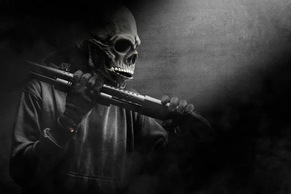 Человек Костюме Черепа Держит Пистолет Стоит Темноте Концепция Хэллоуина — стоковое фото
