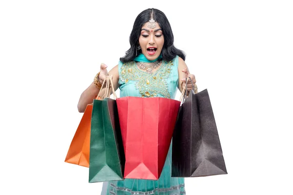 Indian Kobieta Niesie Torby Zakupy Izolowane Białym Tle — Zdjęcie stockowe