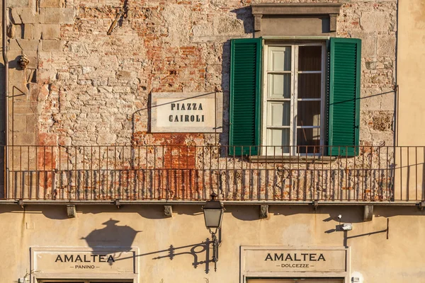 Staré kamenné budově v pisa, Itálie — Stock fotografie