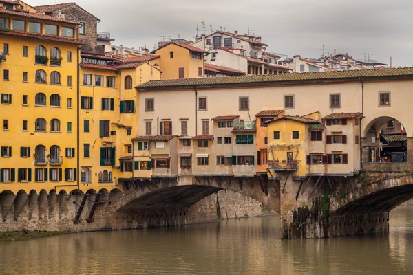 Forhont vecchio přes řeku arno ve Florencii, Itálie — Stock fotografie