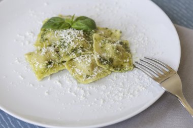 plaka pesto ile mantı