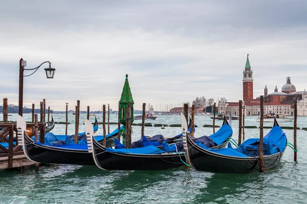 Kanalblick mit Gondeln, Venedig — Stockfoto