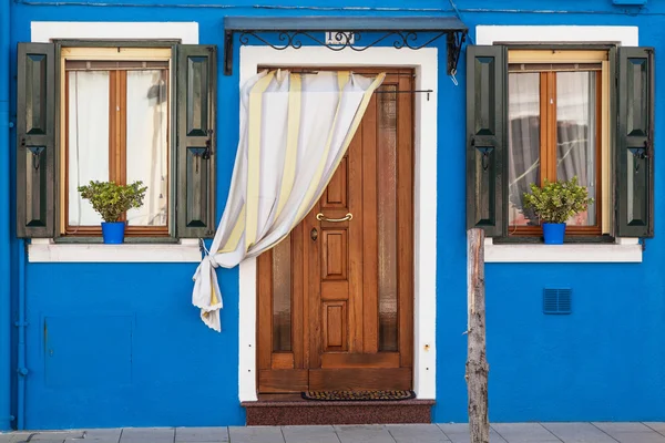 Barevné dům na ostrově burano, Benátky — Stock fotografie