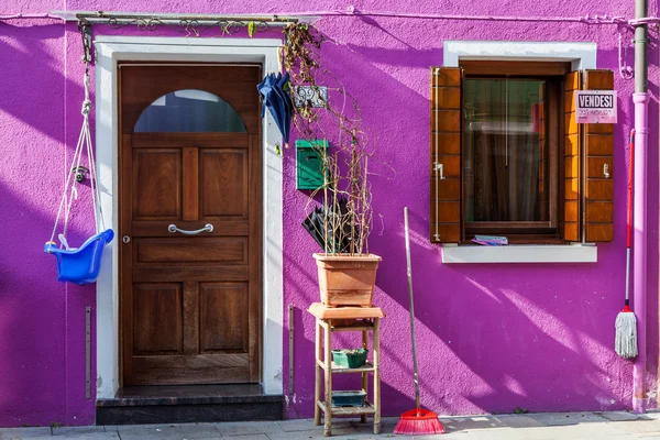 Barevný dům na ostrově Burano, Benátky, Itálie — Stock fotografie