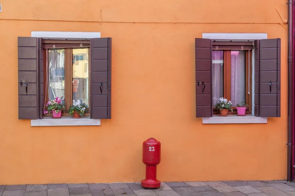 Barevné dům na ostrově burano, Benátky — Stock fotografie