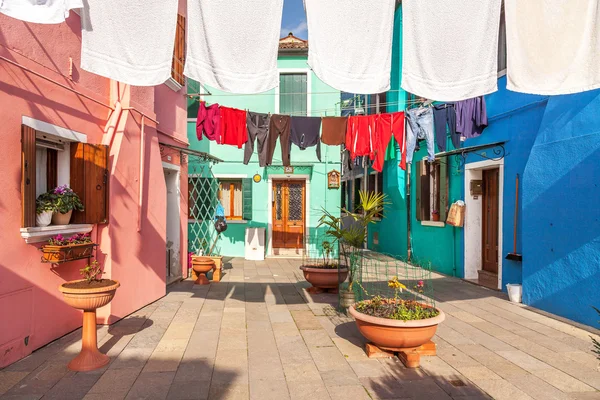 Barevné ulice v burano, Benátky, Itálie — Stock fotografie
