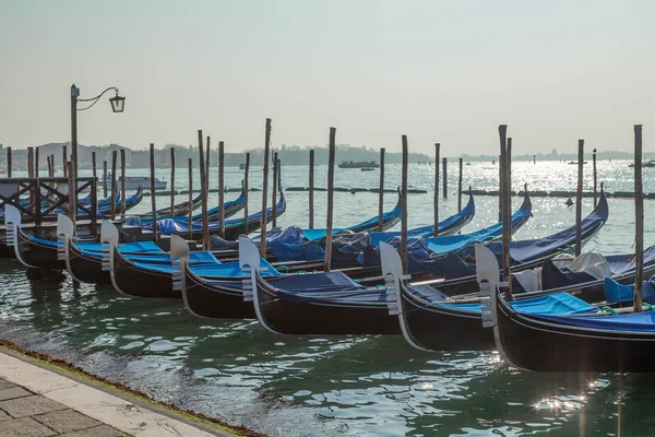 Gondeln entlang des Kanals, Venedig, Italien — Stockfoto