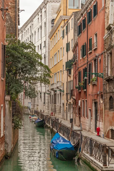 Gondolen på canal, Venedig, Italien — Stockfoto