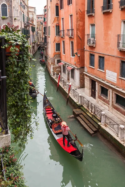 Gondola binmek, Venedik, İtalya — Stok fotoğraf