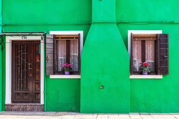 Передні двері в будинку пофарбовані в Острів burano Венеція — 스톡 사진