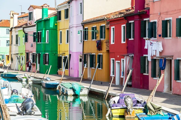 Farbenfrohe Kanalszene in burano, venedig, italien — Stockfoto