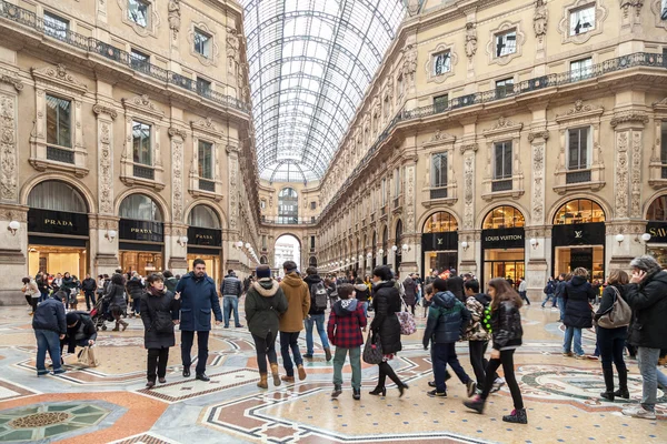 Milán, Italia - 2 de febrero, multitud no identificada de personas de compras en la Galleria Vittorio Emanuele II — Foto de Stock