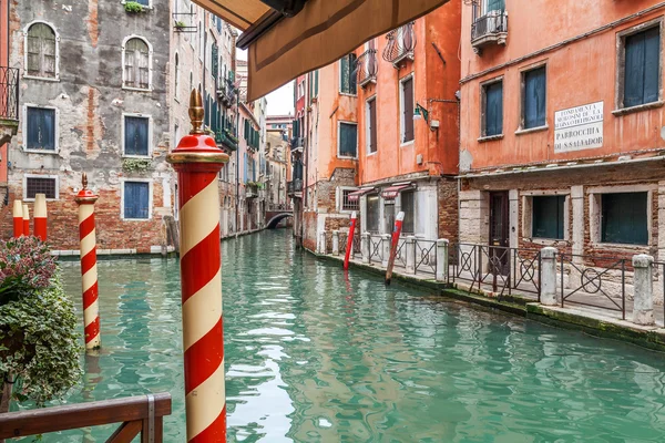 Prohlédni na úzký kanál v Benátkách od hotelu, Benátky — Stock fotografie