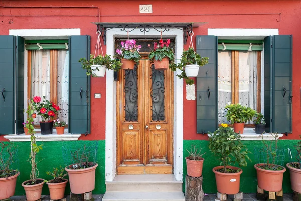 Casa colorida pintada em Burano, Veneza Fotos De Bancos De Imagens